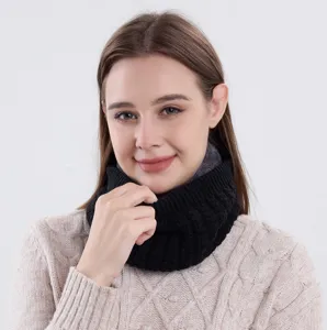 Nahaufnahme eines kuscheligen schwarzen Strick-Halswärmers, ideal für kalte Wintertage.