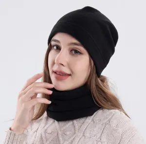 Detailaufnahme des schwarzen Fleece Mützen und Halswärmer Sets für warme Wintertage draußen.
