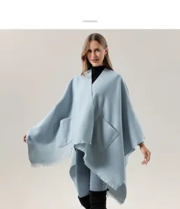 Detailansicht des eleganten hellblauen Damen Poncho Capes mit praktischen Vordertaschen.