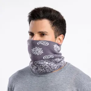 Detailansicht eines grauen Winter-Strick-Halswärmers mit klassischem Paisley-Muster.