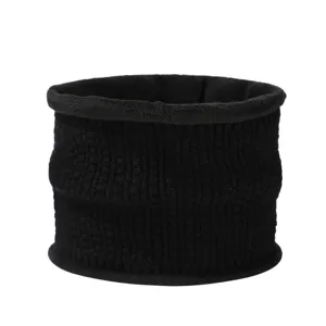 Scaldacollo nero in maglia calda nel dettaglio, sciarpa tubolare felpata spessa per freddo.