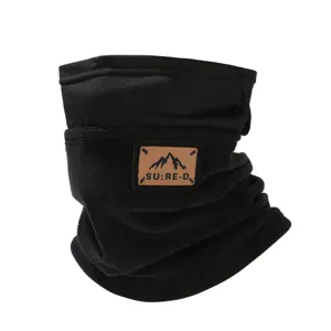 Nahaufnahme des warmen schwarzen Fleece Winter Nackendwärmers mit stilvollem Lederpatch.