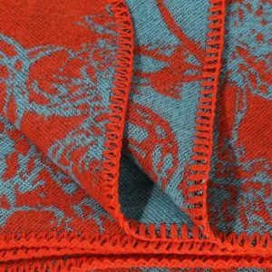 Primo piano dello scialle lavorato a maglia, tessuto effetto cashmere con motivo.