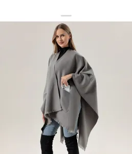 Einfarbiger grauer Damen Poncho Umhang mit Tasche, kuscheliger Winterschal für Reisen und Alltag.