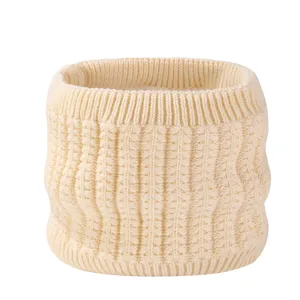 Nahaufnahme eines kuscheligen, beige Strick-Halswärmers, dicker Winterschal Snood.