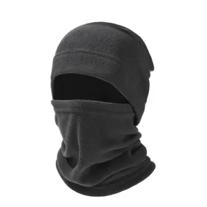 Nahaufnahme der schwarzen Fleece-Sturmhaube mit weicher Textur für winterliche Outdoor-Aktivitäten.