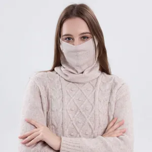 Gestreickter falscher Rollkragen-Nackenwärmer und Pullover Detail, weich warm Winter Outdoor.