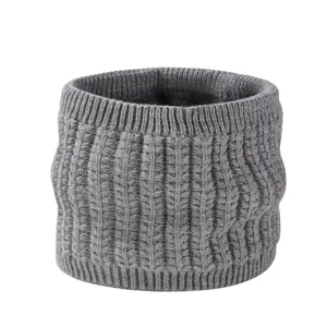 Grauer warmer Winter Strick Schlauchschal mit Plueschfutter, weicher Loop Schal Detailansicht.