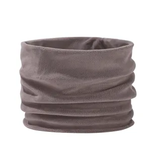 Detailaufnahme des warmen Fleece Halswärmers, kuscheliger einfarbiger Schlauchschal für Outdoor.