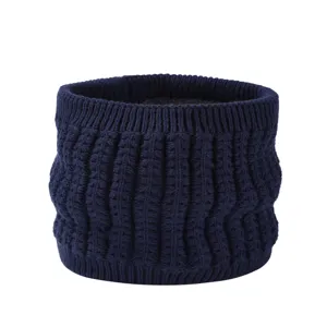 Nahaufnahme des dunkelblauen Winter-Knitted-Halswärmers mit weicher Fleece-Futterstruktur.