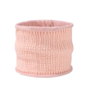 Scaldacollo in maglia foderato in pile rosa per l'inverno, morbida vista dettagliata.