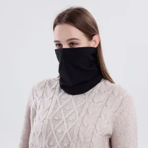 Detailansicht des schwarzen falschen Rollkragen-Halswärmers Winterwarmer Schal für Damen und Herren