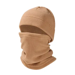 Detailaufnahme der warmen Fleece-Sturmhaube in Khaki, ideal für kalte Outdoor-Fahrten.