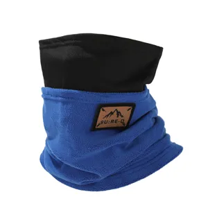 Detaillierte Nahaufnahme des blauen und schwarzen Fleece-Halsschals mit Logo-Patch für den Winter.
