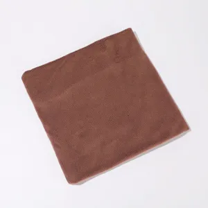 Detailaufnahme des braunen Plüsch-Halswärmers, dicker Fleece-Schal für den kalten Winter.