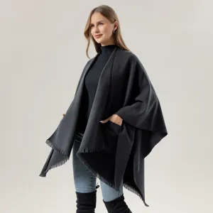 Einfarbiger Damen Schal Umhang, stilvoller warmer Strick Poncho mit praktischen Taschen.
