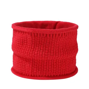 Scaldacollo in maglia rosso caldo per l'inverno, sciarpa tubolare spessa per giornate fredde.