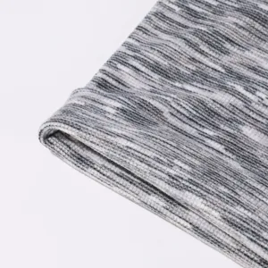Nahaufnahme des grauen Damen Strick Kragens Schals Winter thermische Textur elastisch weich.