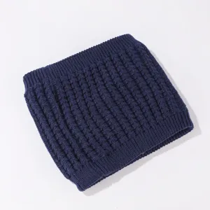 Nahaufnahme des dicken Strick-Halswärmers im Winter mit weicher und warmer Textur.