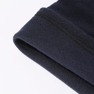 Nahaufnahme des dunkelblauen Fleece-Muetzenstoffs mit weicher Textur und Naht fuer Outdoor-Kaelte.
