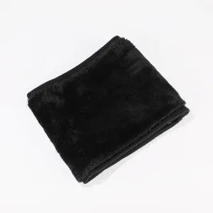 Detailaufnahme des weichen schwarzen Fleece-Halswärmers, dickes Thermomaterial für den Winter.