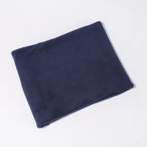 Dettaglio ravvicinato di uno scaldacollo invernale in pile blu scuro, morbido peluche.