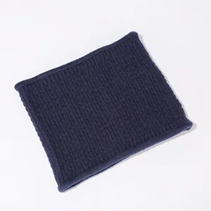 Primo piano dello scaldacollo in maglia blu scuro, morbida trama a coste per l'inverno.