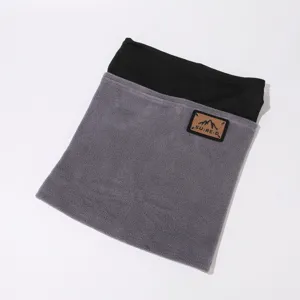 Nahaufnahme des winterlichen Fleece-Halswärmers, zeigt die weiche Textur und das Logo-Patch.