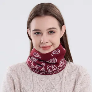 Winter warmer Strick Halswärmer Schal mit rotem Paisley Muster für Damen und Herren im Alltag