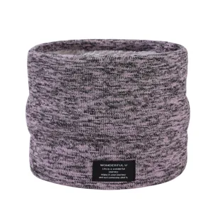 Gemütlicher Winter-Strick-Halswärmer mit weichem Fleecefutter, Detailansicht.