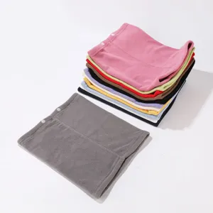 Vista detallada del acogedor calentador de cuello de vellón con botones, suave y cálido para invierno.