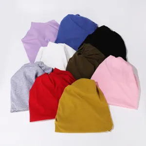 Gros plan de bonnet slouchy colorés, assortiment de bonnets tricotés automne hiver.