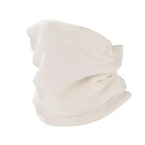Detalle de cuello polar blanco suave, bufanda térmica de invierno cálida para ciclismo al aire libre.