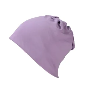 Bonnet slouchy et tour de cou en lilas clair, détail en coton polyvalent pour hiver et temps froid.