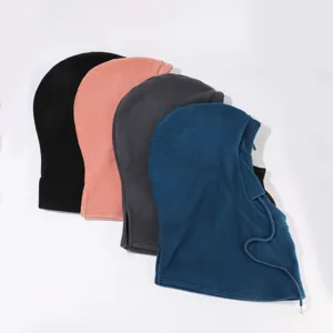 Dettaglio cappuccio balaclava termico in pile invernale, maschera da ciclismo e scaldacollo.