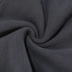 Dettaglio texture tessuto pile grigio scuro primo piano, materiale termico invernale