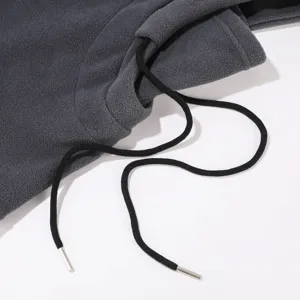 Grigio scuro pile inverno termico esterno cappuccio con coulisse regolabile primo piano.