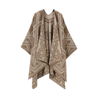 Brauner geometrisch gemusterter Strickcape, lässiger und stilvoller Wintermode Überwurf