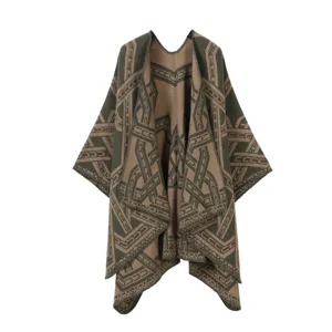 Nahaufnahme des geometrischen Strick-Ponchos mit stilvollem Kettenmuster für Reisen.