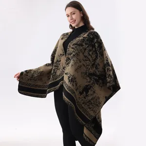 Detailansicht mit Fokus auf die strukturierte Strickoptik und das weiche Cape-Design.