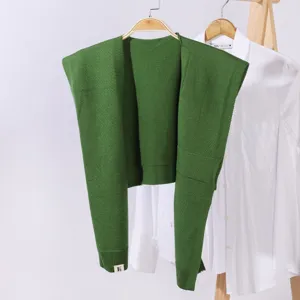 Grünes Strick Schulterstück für Damen, leichtes Cardigan Tuch für den Sommer im Büro.
