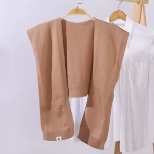 Detailansicht eines Damen Strick-Kurz-Schals in Kamelbraun, weiche Textur und feiner Strick.