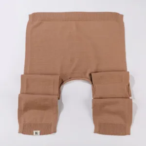 Gestricktes Damen Schultertuch in Beige, leichtes Cape für Sommer und Klimaanlagen.