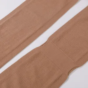 Detailansicht von weichem braunem Strickgewebe, feine Textur und hochwertige Materialqualitat.