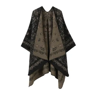 Detailansicht des wendbaren Damen Strick Paisleyschals, weiche Textur fuer warme Herbstmode.