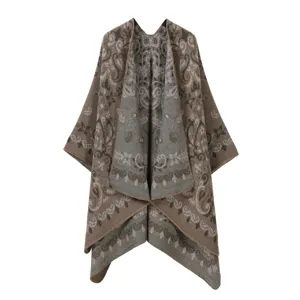 Detailansicht des vintage paisley gemusterten Strickschaals mit feiner Kantenverarbeitung.