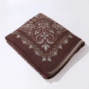 Detailaufnahme eines doppelseitigen Strick-Paisley-Schals für Damen, weich und bequem.
