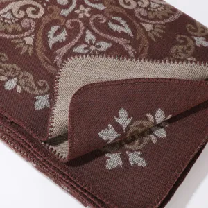 Nahaufnahme Detail der Damen Winter Wendestrick Schal Tuch Retro Muster weich warm Stoff
