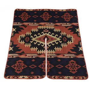 Detailaufnahme eines ethnischen geometrischen Strickponchos für Damen mit filigranen Mustern.