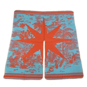 Stijlvolle gebreide omslagdoek cape met opvallend sterpatroon en tropische print warm.